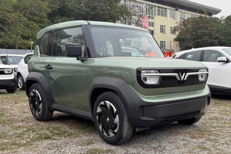 Với mức giá niêm yết 315 triệu đồng, cao hơn bản Eco khoảng 13 triệu đồng, VinFast VF3 Plus hứa hẹn sẽ tiếp tục duy trì sức nóng và trở thành lựa chọn hàng đầu cho những ai tìm kiếm một chiếc xe đô thị hiện đại, tiện dụng và đậm chất công nghệ.