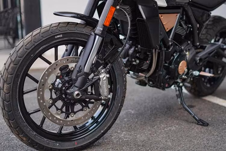 Tại thị trường Việt Nam, Ducati Scrambler 10° Anniversario Rizoma Edition có giá bán niêm yết là 529 triệu đồng, cao hơn đáng kể so với mức 359 triệu đồng của phiên bản tiêu chuẩn.