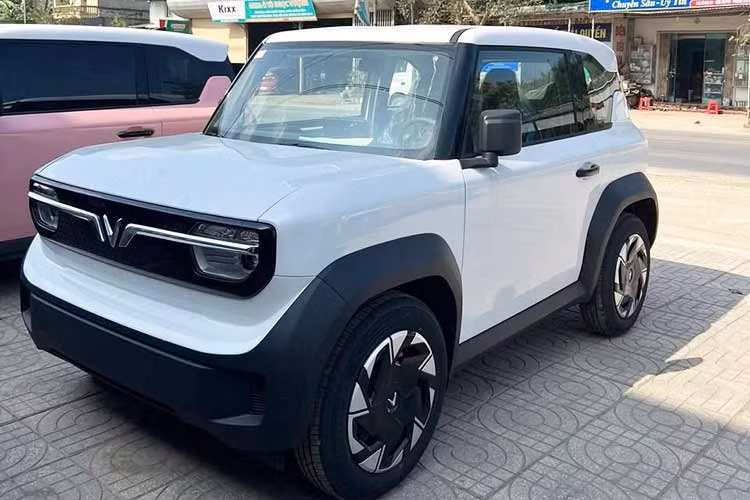 Mẫu xe mini điện VinFast VF3 Plus 2026 đã chính thức có mặt tại hệ thống đại lý chính hãng trên toàn quốc, sẵn sàng bàn giao đến tay khách hàng. Đây được xem là bản nâng cấp kịp thời, tập trung vào những tính năng mà người dùng mong đợi nhất kể từ khi dòng xe này ra mắt.