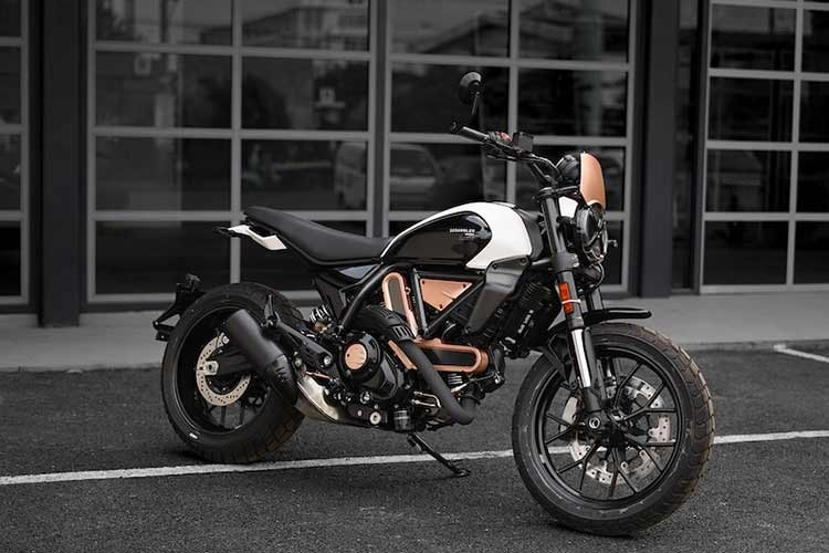 Ducati Scrambler 10° Anniversario Rizoma Edition là thành quả từ sự hợp tác giữa hãng xe Italy và thương hiệu phụ kiện danh tiếng Rizoma nhằm kỷ niệm một thập kỷ huy hoàng của dòng Scrambler trên toàn cầu.