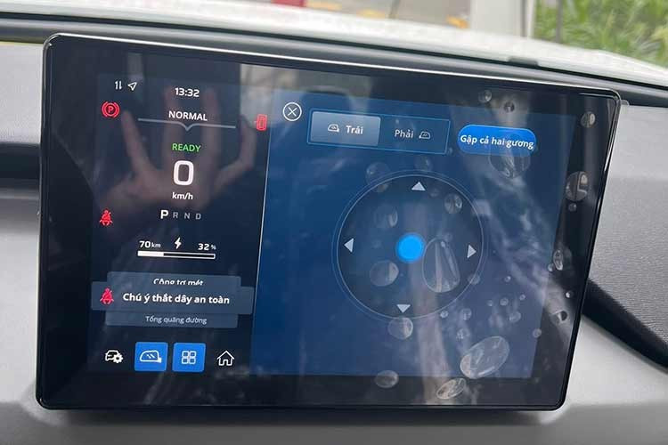 Điểm nhấn lớn nhất là khả năng kết nối không dây với Apple CarPlay và Android Auto, cho phép người dùng đồng bộ bản đồ, nhạc và các ứng dụng liên lạc từ điện thoại một cách mượt mà. Bên cạnh đó, vô-lăng cũng tích hợp thêm nút đàm thoại rảnh tay, hỗ trợ tối đa cho việc lái xe tập trung và an toàn.