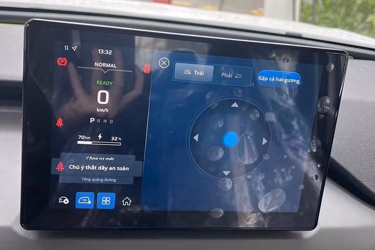 Điểm nhấn lớn nhất là khả năng kết nối không dây với Apple CarPlay và Android Auto, cho phép người dùng đồng bộ bản đồ, nhạc và các ứng dụng liên lạc từ điện thoại một cách mượt mà. Bên cạnh đó, vô-lăng cũng tích hợp thêm nút đàm thoại rảnh tay, hỗ trợ tối đa cho việc lái xe tập trung và an toàn.