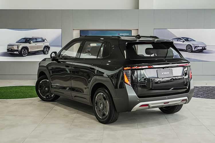 Ngoại thất phía trước của xe đi kèm đèn pha LED projector hình chữ L ngược và tay nắm cửa ẩn với cơ chế mở điện tử. Phía sau, xe được trang bị cửa cốp chia đôi tương tự các mẫu SUV cao cấp như BMW X5 hay Range Rover, mở ra khoang hành lý có dung tích 500 lít. Bên cạnh đó là phanh đĩa cho cả bốn bánh, nằm sau mâm hợp kim 18 inch cùng lốp kích thước 215/55R18.