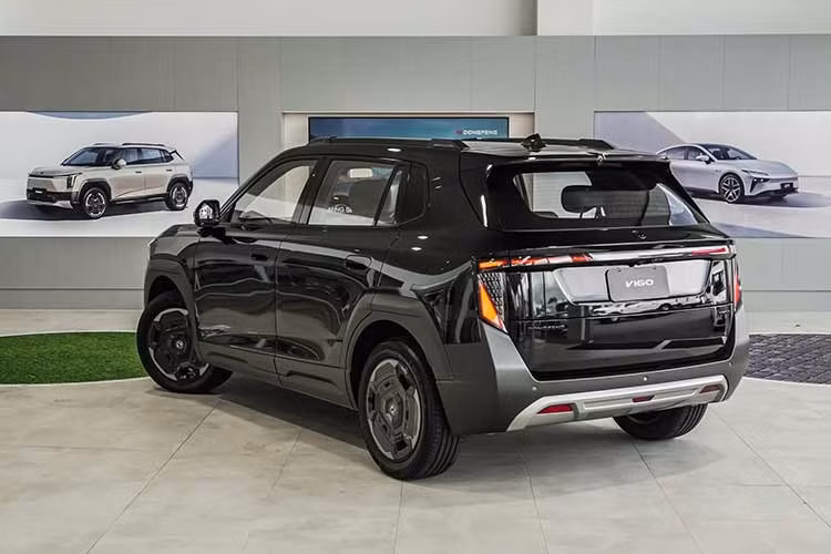 Ngoại thất phía trước của xe đi kèm đèn pha LED projector hình chữ L ngược và tay nắm cửa ẩn với cơ chế mở điện tử. Phía sau, xe được trang bị cửa cốp chia đôi tương tự các mẫu SUV cao cấp như BMW X5 hay Range Rover, mở ra khoang hành lý có dung tích 500 lít. Bên cạnh đó là phanh đĩa cho cả bốn bánh, nằm sau mâm hợp kim 18 inch cùng lốp kích thước 215/55R18.