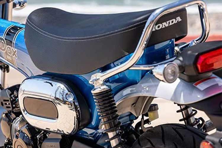 Xe có khối lượng chỉ 107 kg, chiều cao yên 775 mm, phù hợp với nhiều vóc dáng người lái. Hệ thống phanh trước và sau đều là phanh đĩa, đi kèm ABS ở bánh trước, giúp tăng độ an toàn khi sử dụng thực tế.