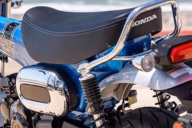 Xe có khối lượng chỉ 107 kg, chiều cao yên 775 mm, phù hợp với nhiều vóc dáng người lái. Hệ thống phanh trước và sau đều là phanh đĩa, đi kèm ABS ở bánh trước, giúp tăng độ an toàn khi sử dụng thực tế.