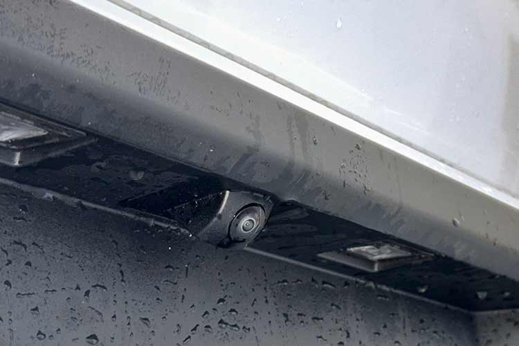 Một trong những cải tiến giá trị nhất trên VinFast VF3 Plus chính là sự xuất hiện của camera lùi ở phía đuôi xe. Đây là tính năng lần đầu tiên được trang bị sẵn trên dòng VF3, giúp giải quyết triệt để nỗi lo quan sát của người lái khi lùi đỗ trong các không gian hẹp.