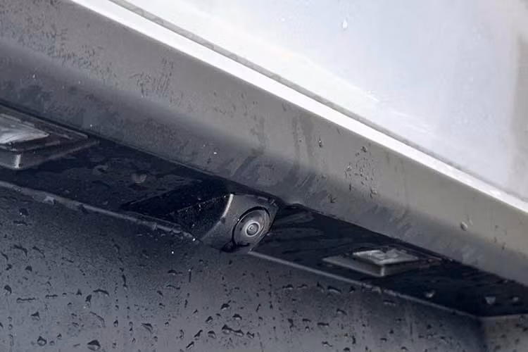 Một trong những cải tiến giá trị nhất trên VinFast VF3 Plus chính là sự xuất hiện của camera lùi ở phía đuôi xe. Đây là tính năng lần đầu tiên được trang bị sẵn trên dòng VF3, giúp giải quyết triệt để nỗi lo quan sát của người lái khi lùi đỗ trong các không gian hẹp.