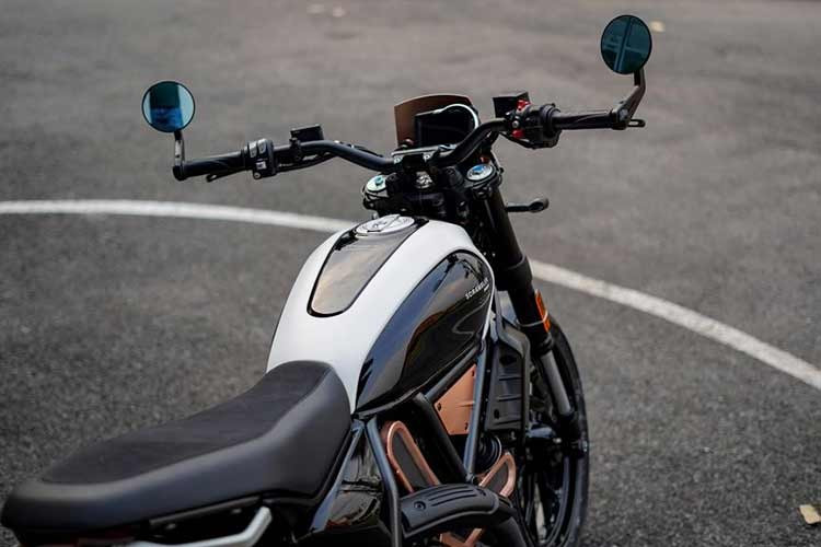 Hãng phụ kiện nổi tiếng với kỹ nghệ chế tác vật liệu cao cấp, đã mang đến cho xe hàng loạt trang bị bằng nhôm nguyên khối như gương chiếu hậu, nắp bình xăng, gác chân và các tấm ốp bảo vệ.