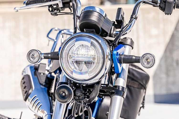 Trong bản cập nhật năm 2026, Honda không thay đổi về động cơ hay kết cấu khung xe Dax, mà tập trung nâng tầm cá tính bằng việc bổ sung màu mới Pearl Horizon White. Tông màu mới tinh tế này nhấn mạnh sự sang trọng, kết hợp hài hòa với các chi tiết mạ crôm và dàn chân màu đen, giúp làm nổi bật các đường nét của xe, mang lại cảm giác cổ điển nhưng không hề lỗi thời.