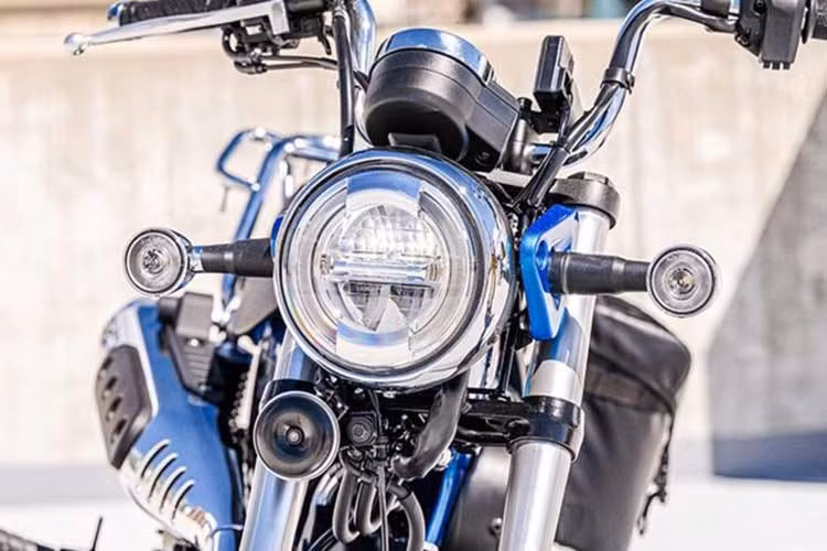 Trong bản cập nhật năm 2026, Honda không thay đổi về động cơ hay kết cấu khung xe Dax, mà tập trung nâng tầm cá tính bằng việc bổ sung màu mới Pearl Horizon White. Tông màu mới tinh tế này nhấn mạnh sự sang trọng, kết hợp hài hòa với các chi tiết mạ crôm và dàn chân màu đen, giúp làm nổi bật các đường nét của xe, mang lại cảm giác cổ điển nhưng không hề lỗi thời.