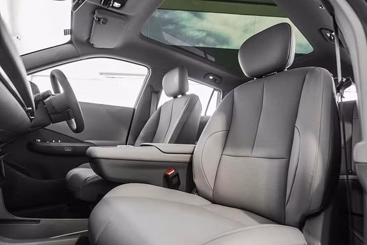 Các hệ thống tiêu chuẩn khác gồm hệ thống chống bó cứng phanh ABS, phân bổ lực phanh điện tử EBD, hỗ trợ lực phanh khẩn cấp, kiểm soát lực kéo, cân bằng điện tử và hỗ trợ khởi hành ngang dốc.