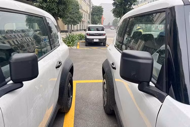 Song song đó, hệ thống gương chiếu hậu cũng được nâng cấp lên chỉnh điện thay vì chỉnh cơ hoàn toàn như trước. Việc điều chỉnh mặt gương giờ đây trở nên chuyên nghiệp và thuận tiện hơn thông qua các thao tác trực tiếp trên màn hình trung tâm, giúp người lái dễ dàng tìm được góc quan sát tối ưu mà không cần rời khỏi vị trí ngồi.