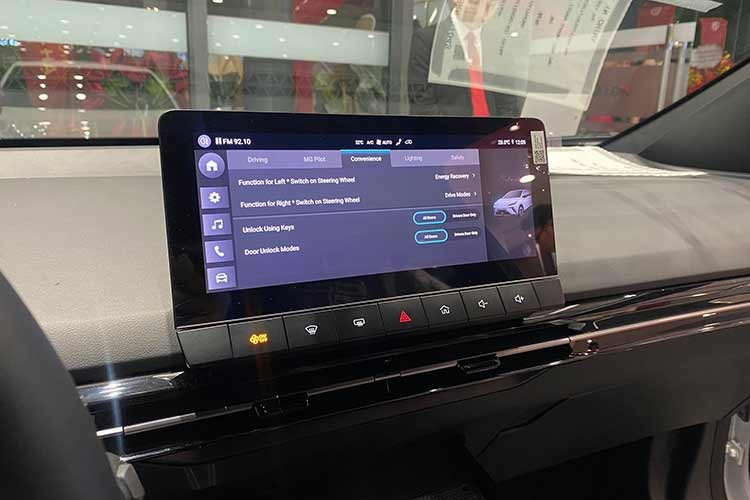 Bên cạnh kích thước nhỏ gọn, MG4 còn sở hữu thiết kế khá độc đáo, kết hợp giữa hai phân khúc crossover và hatchback. Tại Việt Nam, mẫu xe điện này có những trang bị đáng chú ý như hệ thống đèn LED, mâm hợp kim 17 inch, ghế bọc nỉ, ghế/cửa cốp chỉnh cơ.