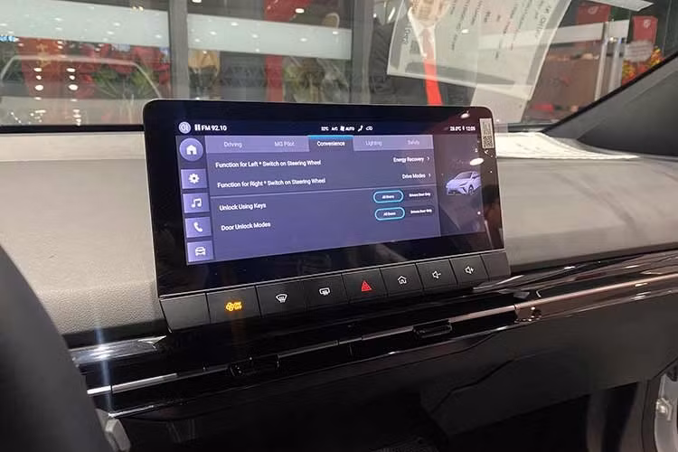 Bên cạnh kích thước nhỏ gọn, MG4 còn sở hữu thiết kế khá độc đáo, kết hợp giữa hai phân khúc crossover và hatchback. Tại Việt Nam, mẫu xe điện này có những trang bị đáng chú ý như hệ thống đèn LED, mâm hợp kim 17 inch, ghế bọc nỉ, ghế/cửa cốp chỉnh cơ.