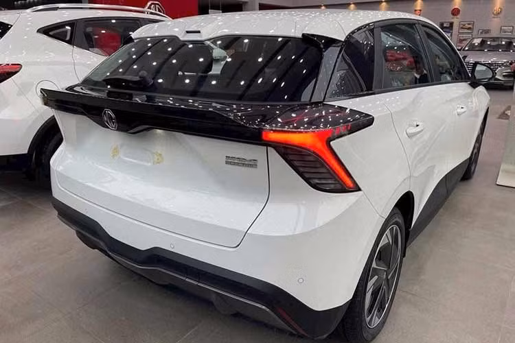 MG4 vốn nằm trong phân khúc xe cỡ B ở thị trường Việt Nam. Tuy nhiên, với giá bán thực tế 620 triệu đồng, xe chỉ ngang ngửa một số mẫu SUV hạng A như Kia Sonet và Suzuki Fronx. Đây hiện cũng là một trong những mẫu xe điện được ưu đãi "đậm sâu" nhất tại Việt Nam hiện nay.