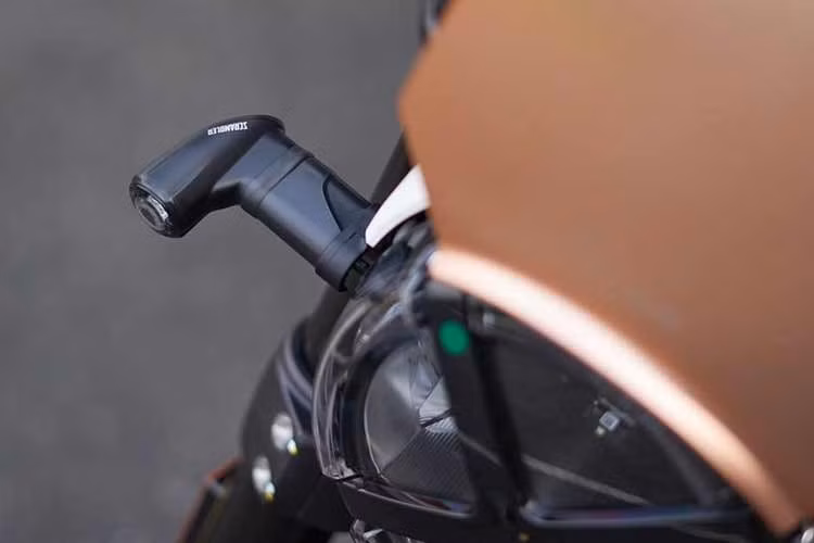 Dù mang diện mạo mới, Ducati Scrambler Rizoma vẫn duy trì những thông số kỹ thuật tối ưu với trục cơ sở dài 1.449 mm và chiều cao yên linh hoạt từ 780 đến 810 mm.