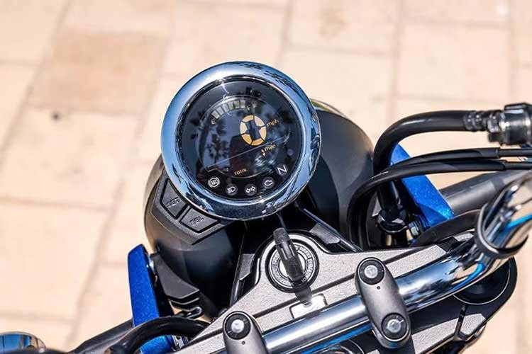 Bên cạnh đó, màu truyền thống Pearl Shining Black vẫn tiếp tục được giữ lại trong danh mục của Honda Dax 2026 mới, nhưng có tinh chỉnh nhẹ ở một số chi tiết trang trí, chẳng hạn như tông màu của chắn bùn trước, giúp tổng thể xe trông đậm chất, mạnh mẽ và gọn gàng hơn.