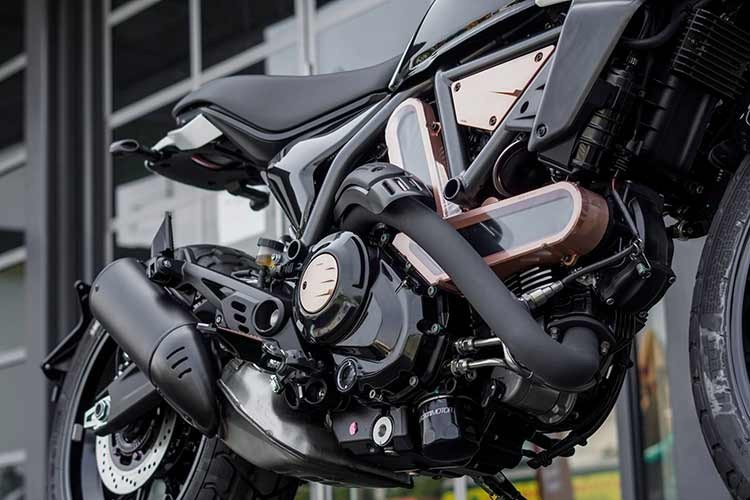 Con số này thậm chí còn vượt xa đối thủ trực tiếp trong cùng phân khúc là Triumph Scrambler 900 vốn đang có giá khoảng 405 triệu đồng. Tuy nhiên, với vị thế là một mẫu xe nhập khẩu từ Thái Lan và thuộc diện "hàng độc", chiếc xe này đã nhanh chóng tìm thấy chủ nhân ngay khi vừa ra mắt.