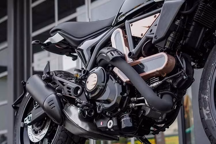 Con số này thậm chí còn vượt xa đối thủ trực tiếp trong cùng phân khúc là Triumph Scrambler 900 vốn đang có giá khoảng 405 triệu đồng. Tuy nhiên, với vị thế là một mẫu xe nhập khẩu từ Thái Lan và thuộc diện "hàng độc", chiếc xe này đã nhanh chóng tìm thấy chủ nhân ngay khi vừa ra mắt.