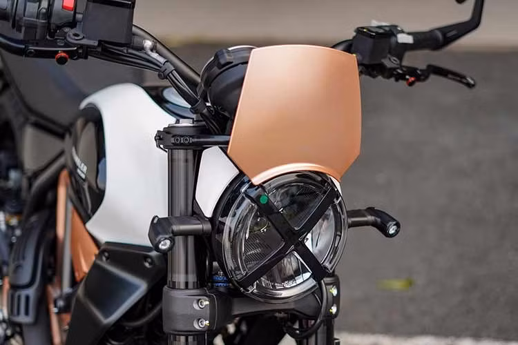 Điểm khác biệt lớn nhất của Ducati Scrambler 10° Anniversario Rizoma Edition so với Scrambler bản tiêu chuẩn chính là sự góp mặt của các chi tiết cơ khí tinh xảo. Rizoma.