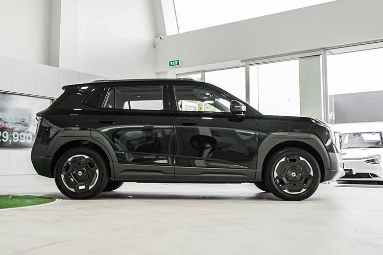 Dongfeng Vigo có kích thước dài x rộng x cao lần lượt 4.306 x 1.868 x 1.654 mm và chiều dài cơ sở 2.715 mm. Như vậy, xe dài hơn 4 mm, hẹp hơn 38 mm và cao hơn 30 mm so với đối thủ đồng hương BYD Atto 2. Khung gầm của xe sử dụng hệ thống treo trước McPherson và hệ thống treo sau dầm xoắn.