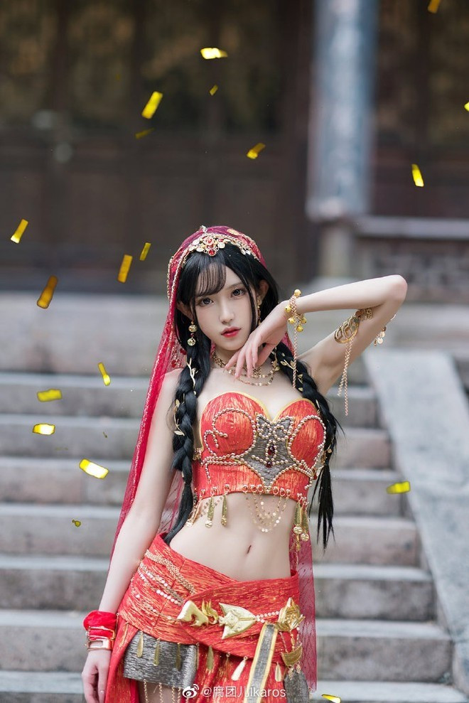 Ánh mắt sắc sảo, biểu cảm quyến rũ cùng vóc dáng mềm mại khiến nữ streamer trên được ví như mỹ nhân bước ra từ tranh cổ, để lại ấn tượng mạnh ngay từ cái nhìn đầu tiên.