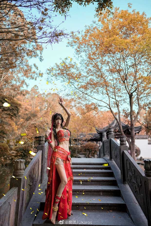 Từ trang phục, phụ kiện cho tới thần thái, mọi yếu tố đều được kết hợp hài hòa, làm nổi bật trọn vẹn ưu thế hình thể của Futuaner.