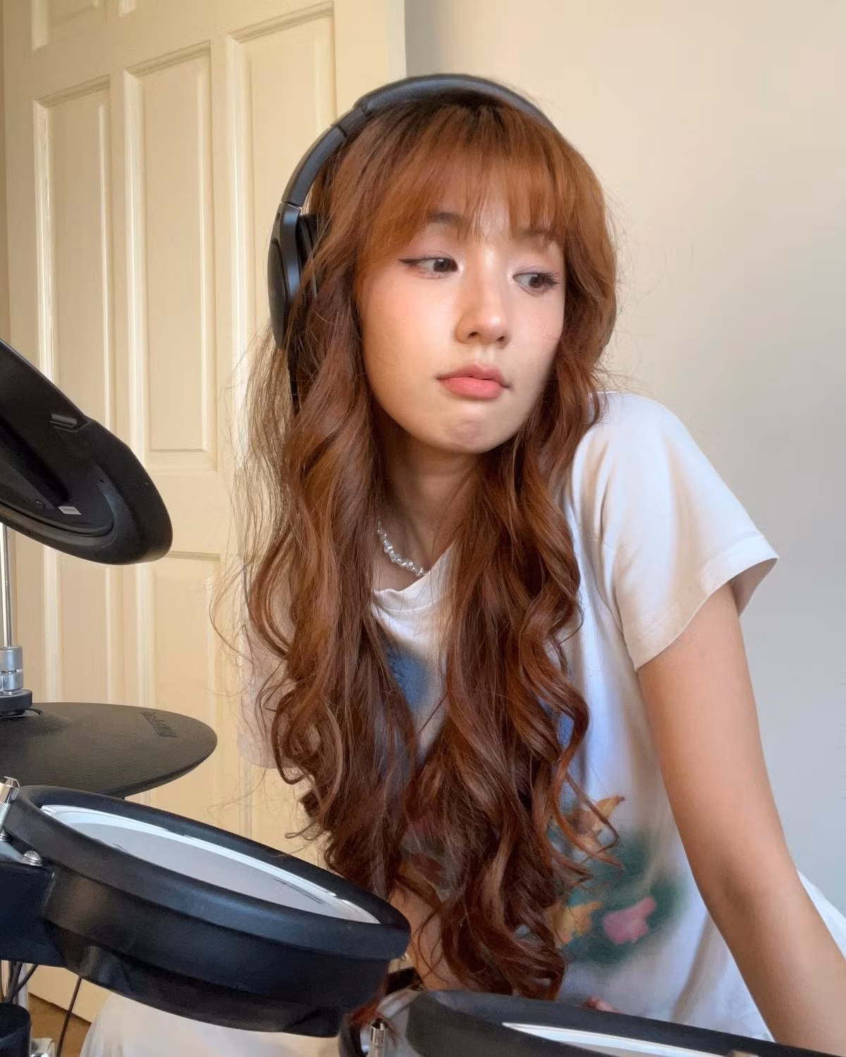 Hiện tại, công việc chính của Khánh Hà là một mẫu ảnh, diễn viên, KOL. Cô nàng có cuộc sống hôn nhân hạnh phúc bên chồng và cô con gái Bánh Dày.