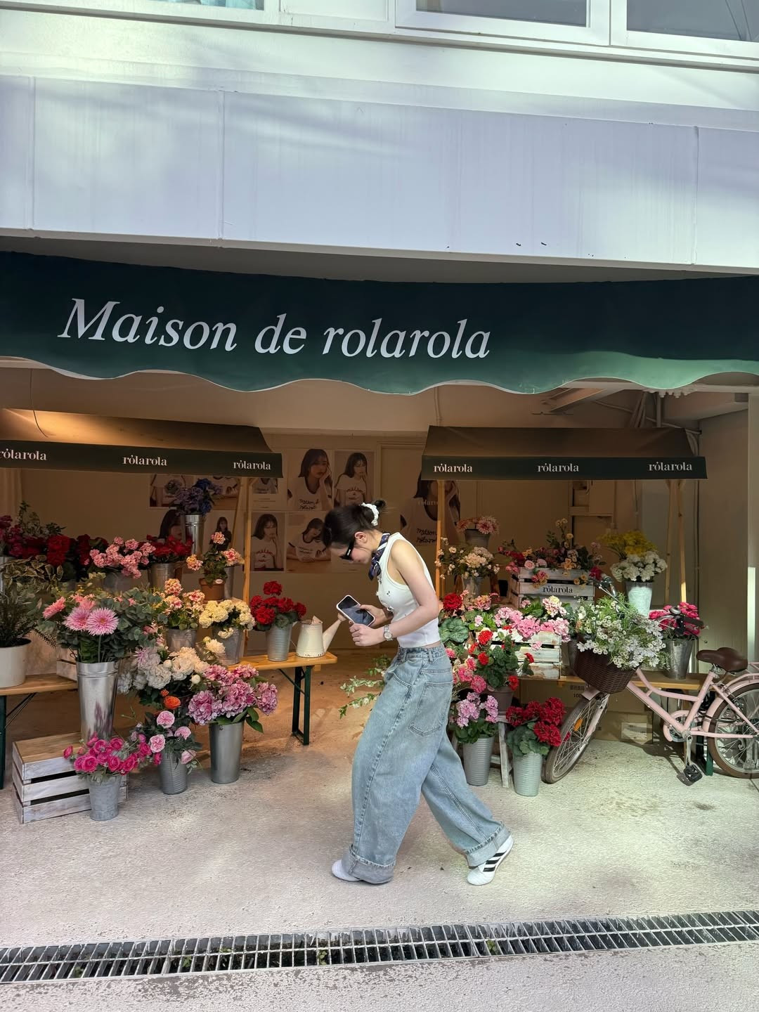 Về đời tư, cuối năm 2025 và đầu năm 2026, Linh Ka từng thu hút sự chú ý khi vướng tin đồn hẹn hò với nam ca sĩ Dương Domic, sau quãng thời gian dài dính nghi vấn tình cảm với ca sĩ Will. Tuy nhiên, hiện tại cô chọn cách giữ kín đời sống cá nhân, tập trung cho công việc nghệ thuật và xây dựng hình ảnh cá nhân theo hướng bền vững.