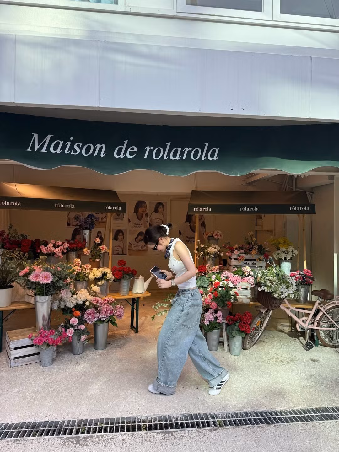 Về đời tư, cuối năm 2025 và đầu năm 2026, Linh Ka từng thu hút sự chú ý khi vướng tin đồn hẹn hò với nam ca sĩ Dương Domic, sau quãng thời gian dài dính nghi vấn tình cảm với ca sĩ Will. Tuy nhiên, hiện tại cô chọn cách giữ kín đời sống cá nhân, tập trung cho công việc nghệ thuật và xây dựng hình ảnh cá nhân theo hướng bền vững.