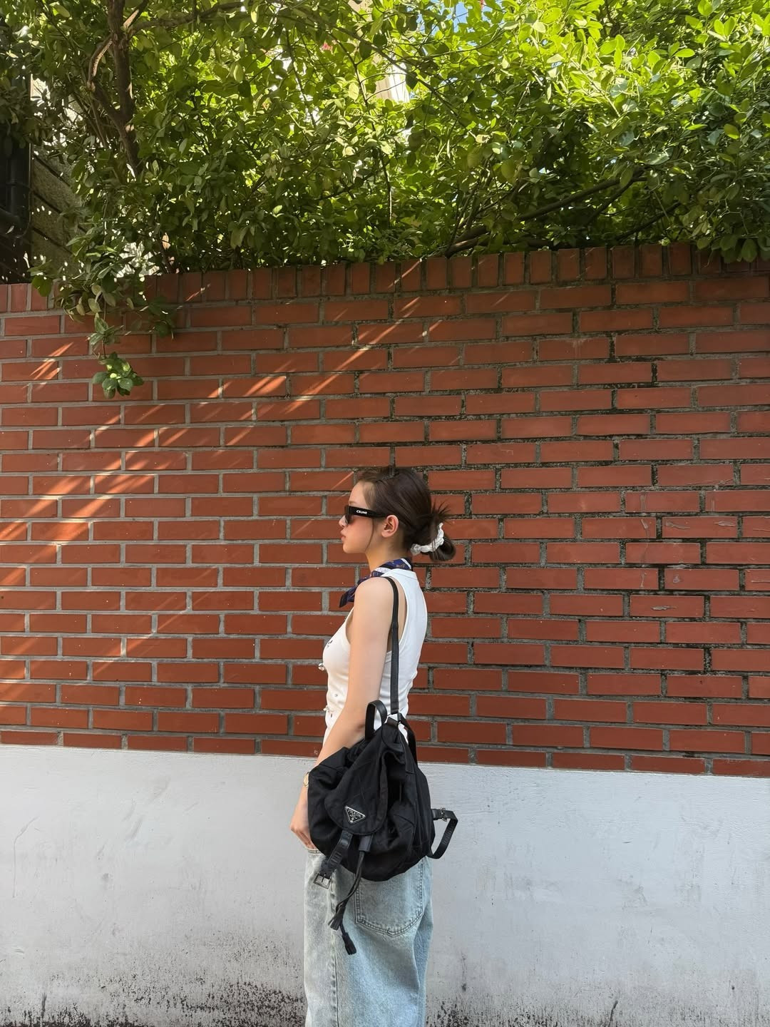 Bên cạnh ca hát, Linh Ka còn là gương mặt KOL được nhiều nhãn hàng và thương hiệu thời trang quan tâm. Với hàng triệu lượt theo dõi trên Instagram và Facebook, cô thường xuyên xuất hiện tại các sự kiện thời trang, hợp tác quảng cáo và được đánh giá cao về khả năng biến hóa phong cách – từ ngọt ngào, quyến rũ đến cá tính, năng động như trong loạt ảnh dạo phố lần này.