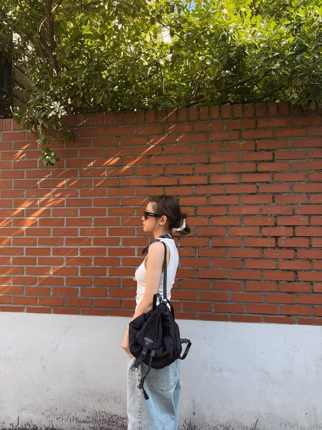 Bên cạnh ca hát, Linh Ka còn là gương mặt KOL được nhiều nhãn hàng và thương hiệu thời trang quan tâm. Với hàng triệu lượt theo dõi trên Instagram và Facebook, cô thường xuyên xuất hiện tại các sự kiện thời trang, hợp tác quảng cáo và được đánh giá cao về khả năng biến hóa phong cách – từ ngọt ngào, quyến rũ đến cá tính, năng động như trong loạt ảnh dạo phố lần này.