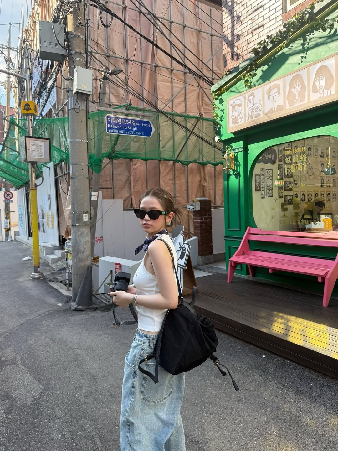 Trong những bức ảnh được chia sẻ, Linh Ka lựa chọn set đồ gồm áo tank top trắng dáng ôm kết hợp quần jeans ống rộng, giày sneaker và túi vải bản lớn.