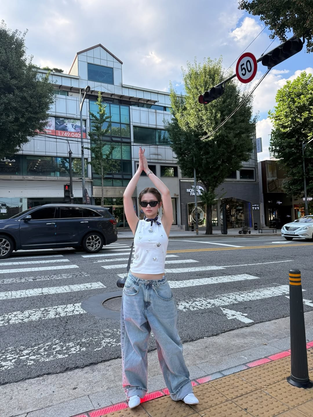 Bối cảnh phố xá với những bậc thang, mảng tường màu sắc và ánh nắng chiều giúp set đồ của Linh Ka thêm phần nổi bật.