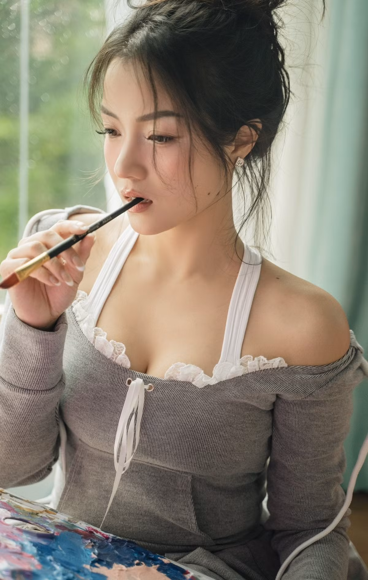 Xuất hiện trong ảnh, Thủy Top khoe vẻ ngoài trẻ trung bên cạnh chiếc giá vẽ.