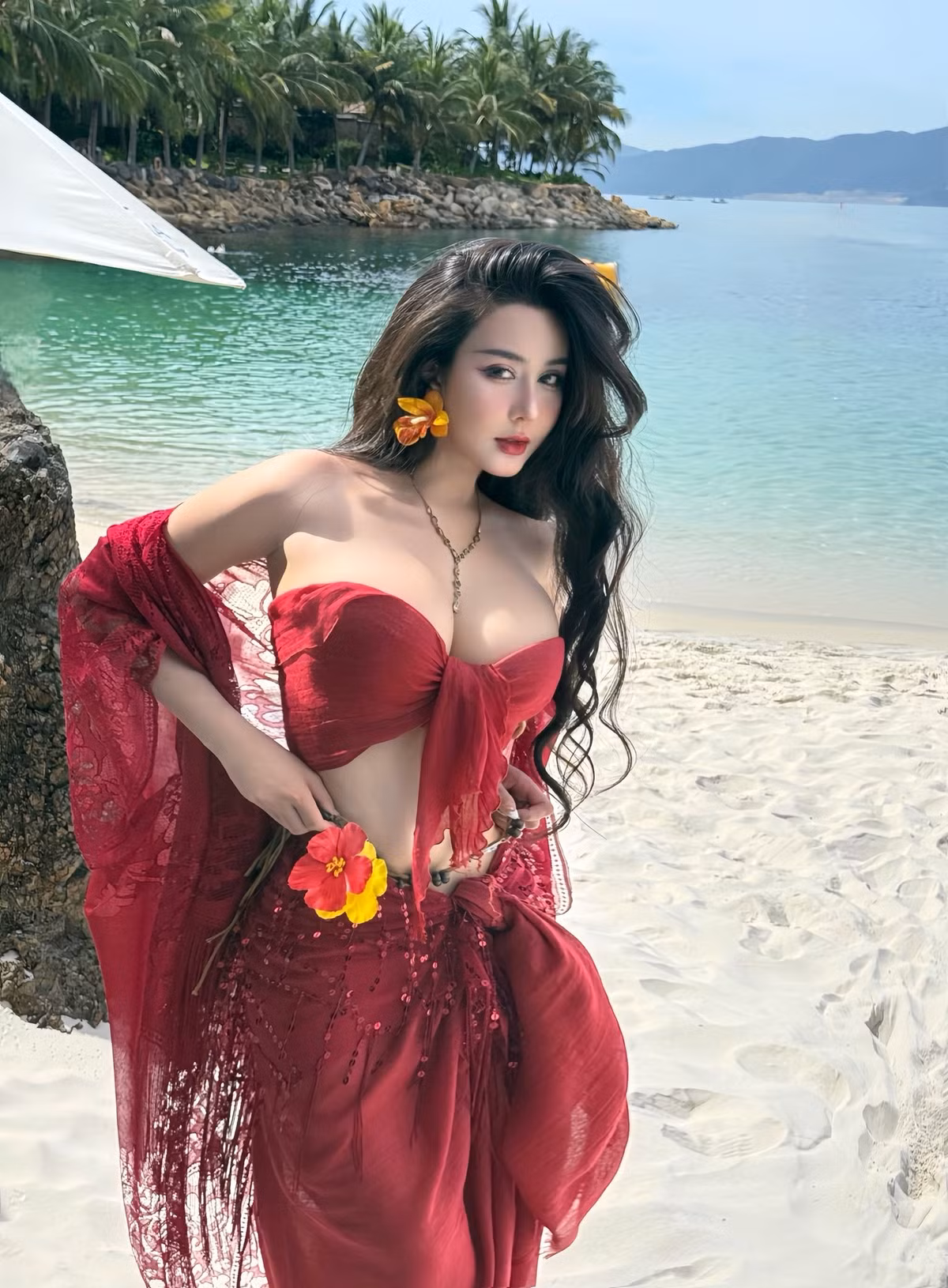 Trong những bức ảnh được chia sẻ, Võ Ngọc Trân xuất hiện đầy tự tin trên bãi biển xanh, cát trắng.