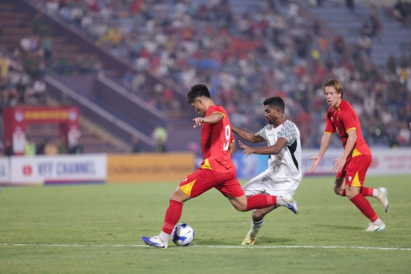 Những phút tiếp sau đó, U23 Việt Nam vẫn là đội nắm quyền chủ động trên sân. Tuy nhiên đoàn quân áo đỏ tỏ ra khá bế tắc trước lối chơi tử thủ của đại diện Nam Á.