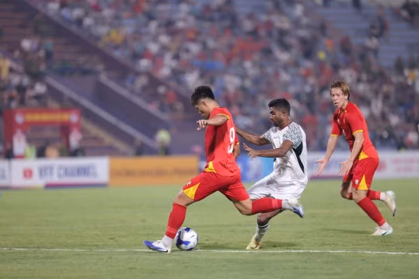 Những phút tiếp sau đó, U23 Việt Nam vẫn là đội nắm quyền chủ động trên sân. Tuy nhiên đoàn quân áo đỏ tỏ ra khá bế tắc trước lối chơi tử thủ của đại diện Nam Á.