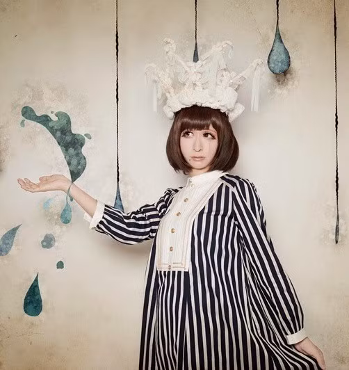 Một lần nọ, khi một nữ người mẫu hủy lịch, ê-kíp đã đề nghị Tani Takuma mặc váy Lolita thay thế. Ban đầu, anh do dự vì cảm thấy việc một người đàn ông, lại là cha của hai con, mặc đồ phụ nữ là không phù hợp. Nhưng cuối cùng anh vẫn đồng ý.