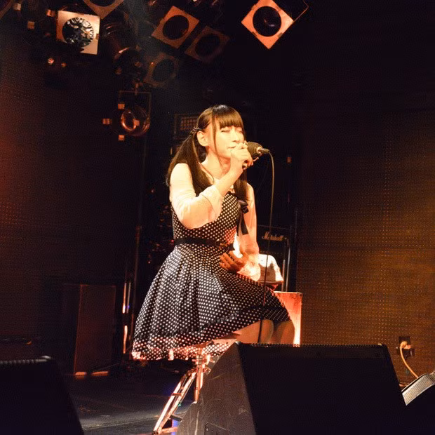 Theo truyền thông Nhật Bản, Tani Takuma vốn có vóc dáng nhỏ nhắn và luôn hy vọng có thể trông nam tính hơn. Tuy nhiên, chính khi khoác lên mình chiếc váy Lolita, anh mới tìm được sự tự tin thật sự.