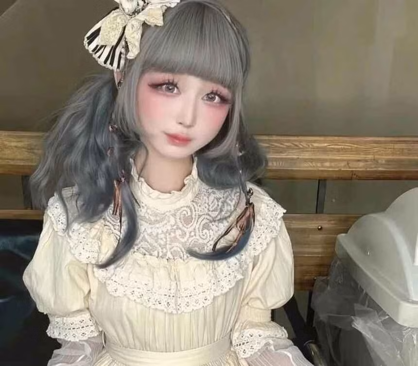 Takuma Tani là một giọng ca nam người Nhật sinh năm 1977. Hình ảnh hiện tại của anh bởi trong hầu hết mọi bức ảnh, anh đều như một nữ sinh trẻ trung xinh đẹp.