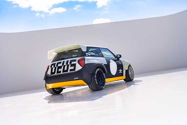 Cả hai mẫu xe đều dựa trên nền tảng MINI John Cooper Works. Chiếc đầu tiên là MINI JCW Electric với công suất lên đến 258 mã lực, chiếc thứ hai là MINI JCW chạy động cơ đốt trong với 231 mã lực. Phần mui xe được trang trí bằng chữ ‘X’ màu trắng, thể hiện sự kết nối giữa hai thương hiệu biểu tượng - MINI JCW x DEUS.