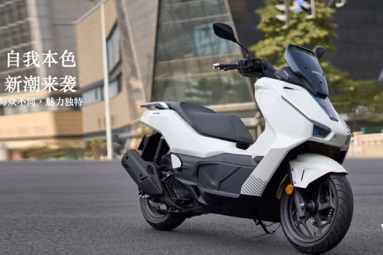 Hệ thống treo sau có khả năng điều chỉnh tải trước với 5 cấp độ khác nhau, giúp người dùng tùy biến theo trọng lượng và nhu cầu di chuyển. Xe sử dụng lốp bán thể thao với thông số: lốp trước 110/70-14, lốp sau 130/70-13. Chiều dài cơ sở của xe đạt 1.315 mm và khoảng sáng gầm 135 mm, bảo đảm độ linh hoạt cao trong điều kiện đường phố phức tạp.