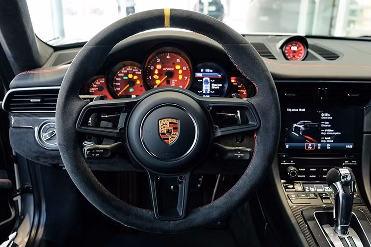 Nội công này kết hợp cùng hệ dẫn động cầu sau, nhờ đó, giúp siêu xe Porsche 911 GT2 RS có thể dễ dàng tăng tốc từ vị trí xuất phát lên 100 km/h chỉ trong thời gian 2,8 giây trước khi đạt vận tốc tối đa 340 km/h.