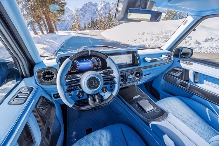 Khi bước vào bên trong, bạn sẽ thấy lớp bọc ghế hoàn toàn mới, trông cực kỳ sang trọng, được chia sẻ trên các trang mạng xã hội của hãng độ cách đây không lâu. Lớp bọc da màu xanh mòng két kết hợp với một số chi tiết trang trí bằng sợi carbon và logo Brabus trang trí nhiều chi tiết khác nhau bên trong, và không chỉ vậy.