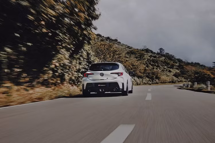 Tại thị trường Bắc Mỹ, GR Corolla 2026 dự kiến được giới thiệu trong vài tuần tới với những nâng cấp tương tự, bao gồm tinh chỉnh khí động học, tăng mô-men xoắn và cải thiện khung gầm.