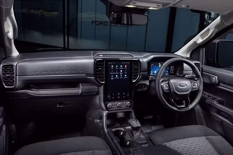 Ngoài ra, khách hàng có thể tùy biến thêm với nhiều phụ kiện rời như giá để thang sau, tem trang trí, camera hành trình hay hệ thống pin đôi.