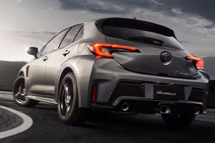 Hệ thống làm mát của xe cũng đã được nâng cấp với cửa gió mới ở khe hút phụ, giúp ổn định nhiệt độ động cơ khi vận hành liên tục ở tải cao.