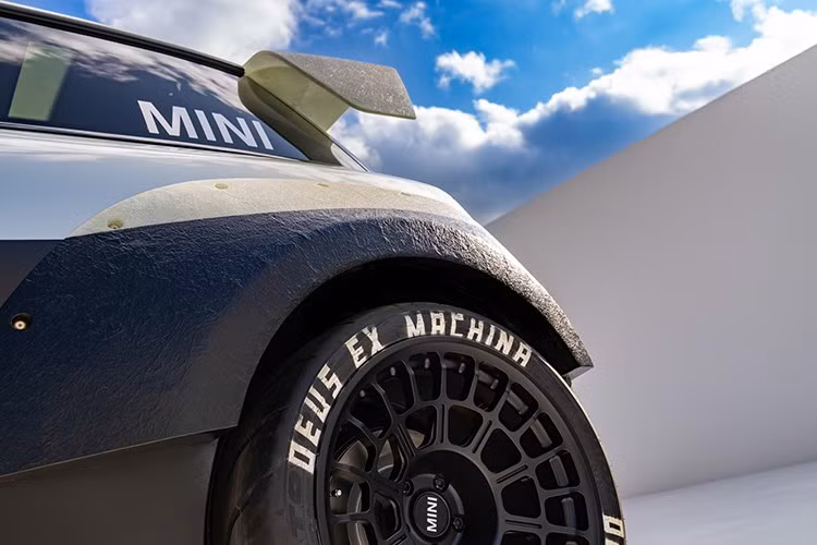 Lớp sơn đỏ, trắng và đen, cùng với các điểm nhấn táo bạo và chữ Deus ở phía sau, tạo ấn tượng. Vòm bánh xe mở rộng cổ điển gợi nhớ đến di sản đua xe, kết hợp giữa hình thức và chức năng, trong khi 4 đèn pha bổ sung gắn trên nắp capo thể hiện sự tôn kính với gốc rễ của môn đua rally.